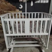 تخت گهواره کنار مادر
