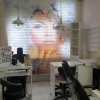 اجاره اتاق. میز ناخن صندلی برای آرایشگر ومژه