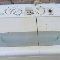 یک دستگاه ماشین لباس شویی