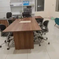 فروش میز مدیریت و تعدادی صندلی مدیریتی و کارمندی