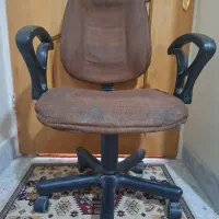 صندلی اداری و کامپیوتر