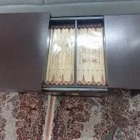 میز جلو مبلی . بازی تخت نرد دارد و روی میز کشویی