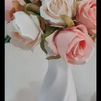 گلدان سرامیکی به همراه یک دسته گل رز مصنوعی