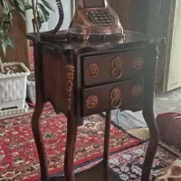 تلفن و میز تلفن سلطنتی