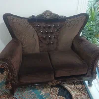 یک مبل دو نفره و دو مبل تکی و میز غذا خوری ۶ نفر
