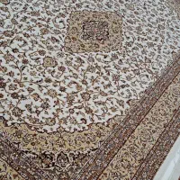 یک جفت فرش رنگ کرم