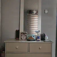 تخت و آینه قدی و دراور، تشک سالم و محافظ زد آب تشک