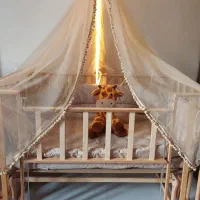 تخت بچه کنار مادر
