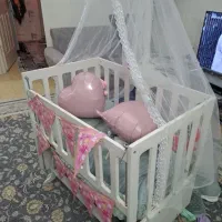 تخت نوزاد کنار مادر
