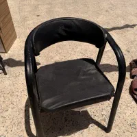 چند صندلی وکف تخت پزشکی و تعدادی چوب