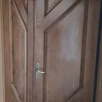 درب ورودی با قفل ضد سرقت و درب اتاقی و‌سرویسی