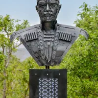 مجسمه فلزی مفهومی