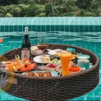 میز کنار استخری شناور