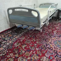 تخت بیمار سه شکنه چرخ دار و یک عدد ویلچر حمام