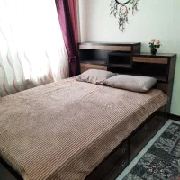 تخت دونفره و میز آرایش سالم و تمیز  بدون تشک
