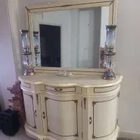 میز کنسول به همراه شمعدانی ها