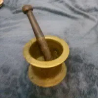 هاونگ قدیمی برنجی با دسته اهنی