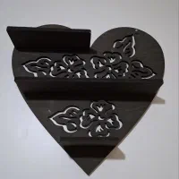 شلف دیواری چوبی طرح قلب (در حد نو و تمیز)