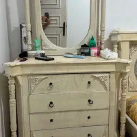 تخت و بغل تختی و میز ارایش و صندلیش
