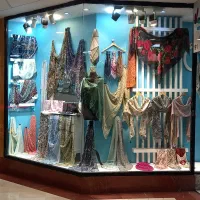 فروشندگی  در شال و روسری