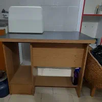 یک عدد میز تحریر و میز پیشخوان