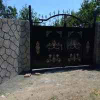 باغچه‌ الوان چهار دیواری