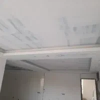 کارگر نقاش ساختمان