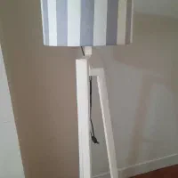 آباژور ایستاده