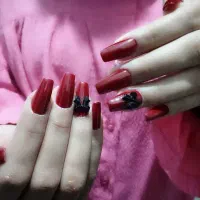 اجرای خدمات کاشت ناخن