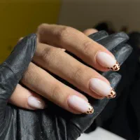 کاشت ناخن حرفه‌ای باضمانت ماندگاری‌آفر محدود اسفند