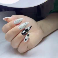 آموزش کاشت ناخن ب صورت حرفه ای با ۹سال سابقه اموزش