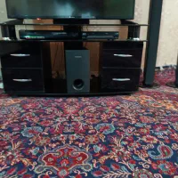 میز تلویزیون و ساعت به فروش می‌رسد