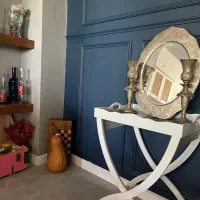 آینه و شمعدان برنز و میز پایه چوب نقاشی شده