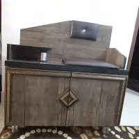 فروش یک عددمیز تلفن  نشیمن دار دارای کمد در حد نو