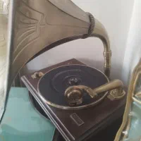 گرامافون کنار سالنی بلند