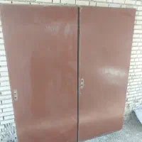 دو تا در چوبی اتاق