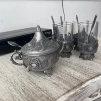 یک عدد قندان پیوتر و چهار عدد گالش با قاشق
