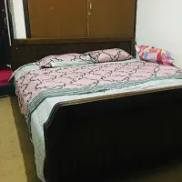 فروش فوری تخت دو‌نفره چوبی ساده با دو پاتختی