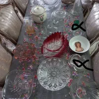 تعدادی ظروف کریستال به فروش میرسد