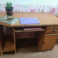میز تحریر و کامپیوتر