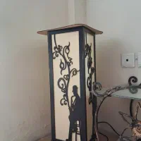 آباژور ایستاده کنار دیواری