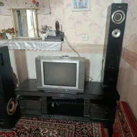تلویزیون و میز  و اسپیکر