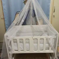 گهواره کنار مادر