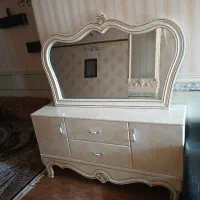 یکعدد میز آرایشی و آیینه و دو عدد پاتختی