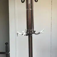 جا لباسی ایستاده