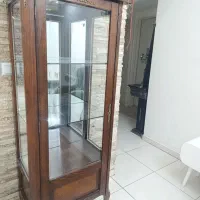 ویترین چوب گردوبسیار تمیز
