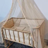 تخت کنار مادر گهواره شو
