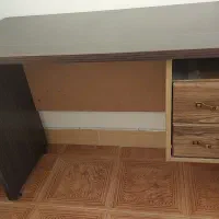 میز تحریر و کامپیوتر