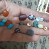 تعدادی سکه و سنگ های خیلی قدیمی