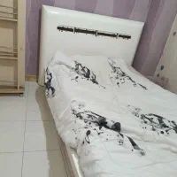 تخت دونفره کاملا سالم فقط اینه ترک خورده